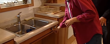 Adjustable height kitchen sink